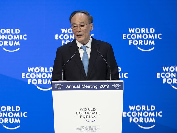 A Davos, le vice-président chinois Wang Qishan a fait valoir que la croissance chinoise, tombée en 2018 à son plus bas niveau en presque trente ans, n'en restait pas moins "significative". © KEYSTONE/GIAN EHRENZELLER