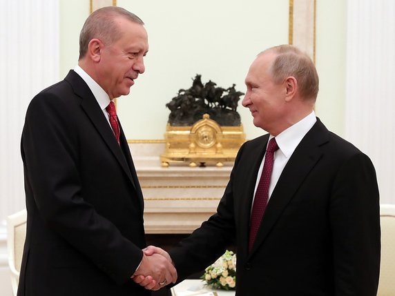Les présidents russe Vladimir Poutine (D) et turc Recep Tayyip Erdogan (G) se sont chaleureusement salués avant leur rencontre. © KEYSTONE/EPA SPUTNIK POOL/MICHAEL KLIMENTYEV / SPUTNIK / KREMLIN