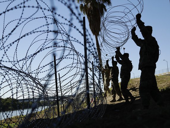 Actuellement, quelque 2350 soldats participent à la mission controversée visant à améliorer la sécurité à la frontière entre les Etats-Unis et le Mexique. Ils aident les agents de surveillance des frontières en leur fournissant un soutien logistique et en installant des clôtures de fils barbelés. © KEYSTONE/AP/ERIC GAY
