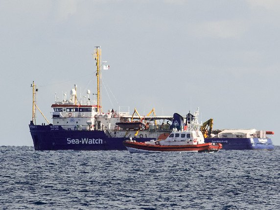 Les 47 migrants avaient été secourus il y a dix jours au large des côtes libyennes par le bateau Sea Watch 3 qui mouille au large de la Sicile. © KEYSTONE/AP/SALVATORE CAVALLI