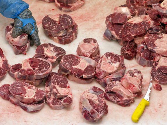 Au total 2,7 tonnes de viande polonaise ont été exportées vers 13 pays européens. Selon une enquête journalistique, elle est issue de l'abattage illégal de bêtes potentiellement malades (image symbolique). © KEYSTONE/AP/VADIM GHIRDA