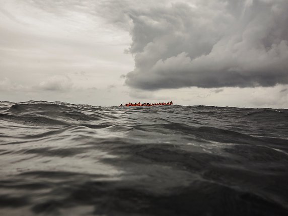 Arrivés dans la nuit, le Cordula Jacob et le Sea-Watch ont seulement retrouvé l'un des canots pneumatiques, vide. 120 personnes étaient entassées sur l'embarcation. Trois ont survécu (image symbolique). © KEYSTONE/AP/OLMO CALVO
