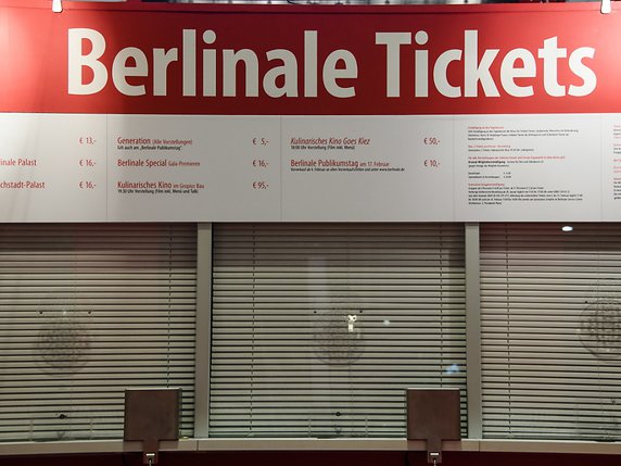 La billetterie du festival du film de Berlin, la Berlinale, ouvre lundi matin. © KEYSTONE/EPA/CLEMENS BILAN