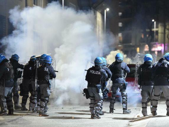 La police a mis plus de deux heures à rétablir l'ordre à Turin. © KEYSTONE/AP ANSA/ALESSANDRO DI MARCO