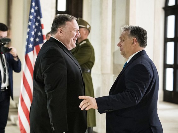 Le secrétaire d'Etat américain Mike Pompeo (à gauche) a rencontré le Premier ministre hongrois Viktor Orban (à droite) à Budapest. © KEYSTONE/EPA MTI/Hungarian Prime Minister's P/BALAZS SZECSODI/