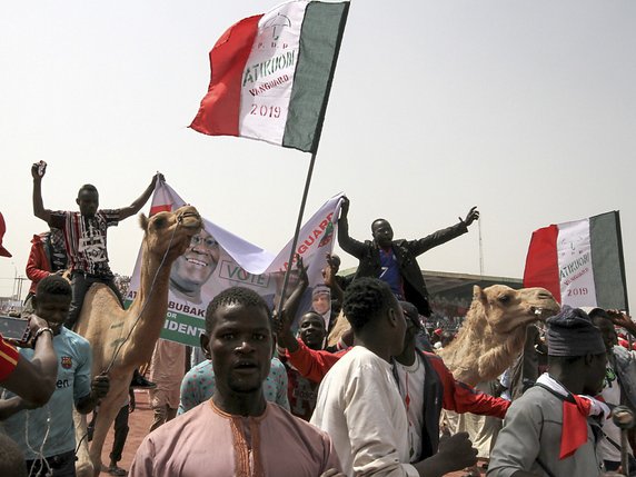 Les partisans du candidat du PDP Atiku Abubakar se mobilisent à Kano située dans le nord du Nigeria lors de la tournée électorale du politicien (archives). © KEYSTONE/EPA/GEORGE ESIRI