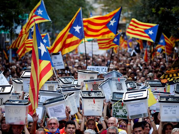 Manifestation à Barcelone le 1er octobre 2017 à l'occasion du premier anniversaire du référendum sur l'indépendance de la Catalogne déclaré illégal par le gouvernement espagnol (archives). © KEYSTONE/EPA EFE/ALBERTO ESTEVEZ