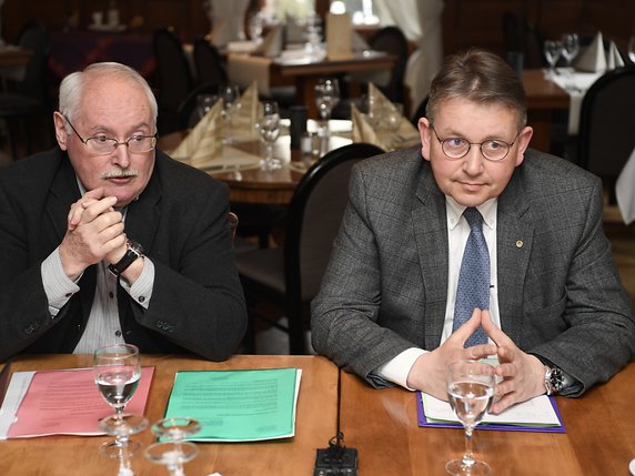 Le conseiller national Raymond Clottu (à droite) - à côté de Walter Willener, président de l’UDC neuchâteloise - renonce à solliciter un nouveau mandat. © KEYSTONE/LAURENT GILLIERON