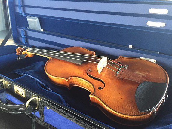 Présenté mardi à Lucerne, le Stradivarius âgé de 340 ans rejoint plusieurs de ses contemporains au sein de l'orchestre lucernois, dont un autre Stradivarius. © David Kunz/Keystone-ATS