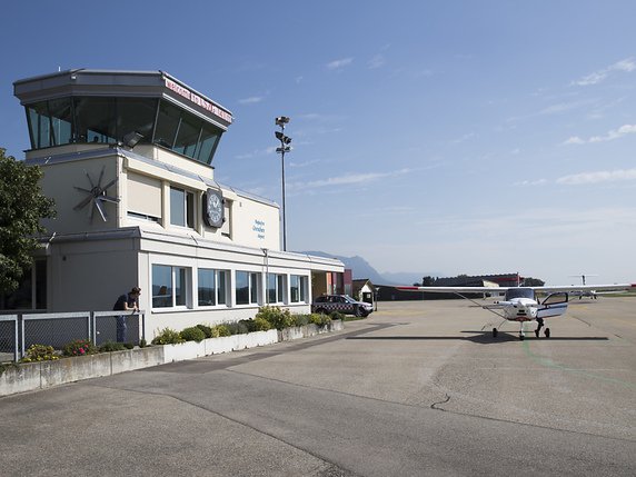 La tour de contrôle de l'aéroport de Granges (SO). Y décoller ou y atterrir en l'absence de personnel n'est pas sans risque, selon l'Office fédéral de l'aviation civile (OFAC). © KEYSTONE/PETER KLAUNZER