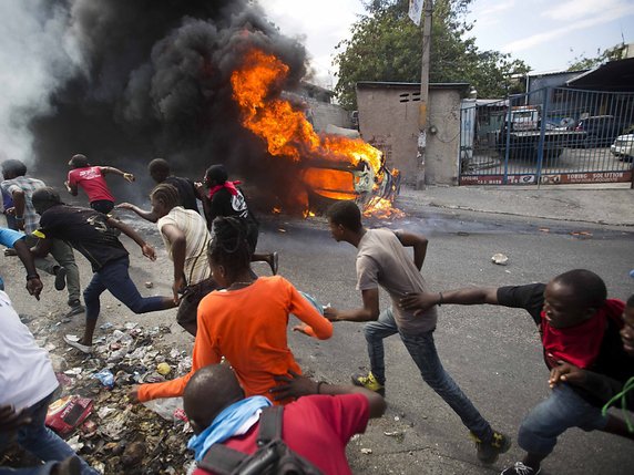 Les affrontements entre la police et les manifestants haïtiens ont déjà provoqué la mort d'au moins sept personnes depuis le début du soulèvement jeudi. © KEYSTONE/AP/DIEU NALIO CHERY
