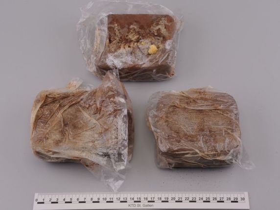 En contrôlant le car serbe, les gardes-frontières ont trouvé trois paquets contenant 1,5 kg d'héroïne, au total. © Police cantonale SG