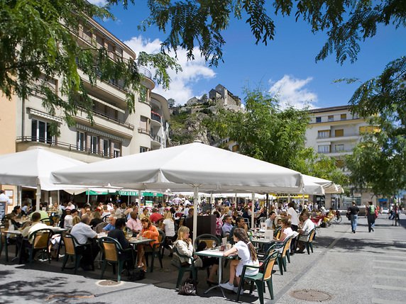 Les rencontres citoyennes se dérouleront dans des cafés, dans les différents quartiers de la ville de Sion (archives). © KEYSTONE/GAETAN BALLY