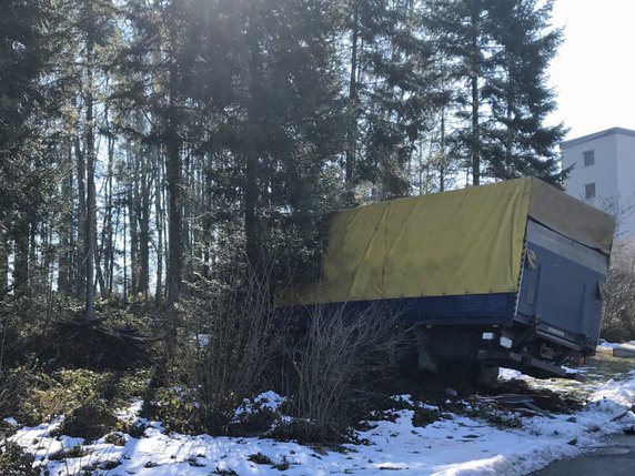 Un camion a fini sa course dans les arbres après une collision avec une remorque près de Neuenkirch LU. © Luzerner Polizei