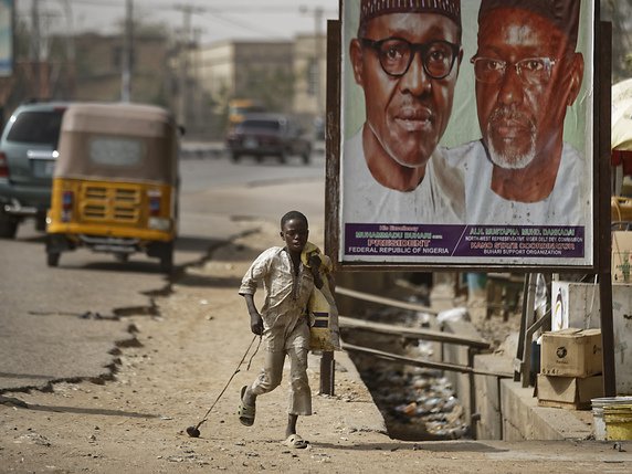 Les Nigérians devront encore attendre une semaine avant de pouvoir se choisir un président (archives). © KEYSTONE/AP/BEN CURTIS