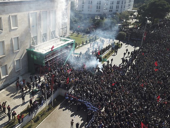 Des milliers de personnes étaient rassemblés en milieu de journée dans le centre de Tirana. © KEYSTONE/AP/HEKTOR PUSTINA