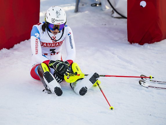 Wendy Holdener dévastée après sa deuxième manche du slalom des Championnats du monde à Are © KEYSTONE/JEAN-CHRISTOPHE BOTT