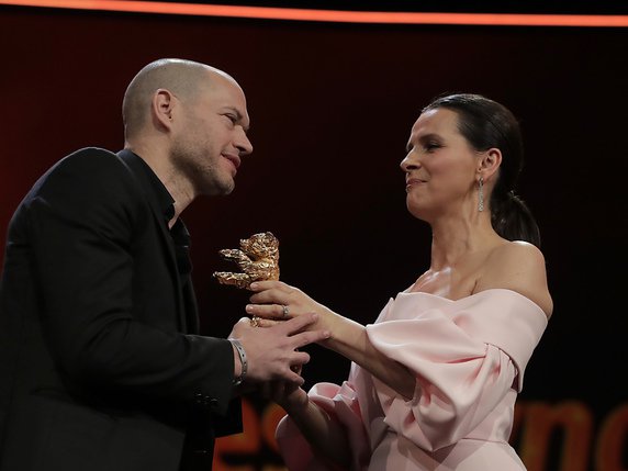 Nadav Lapid reçoit l'Ours d'or des mains de l'actrice française Juliette Binoche. © KEYSTONE/AP/MARKUS SCHREIBER