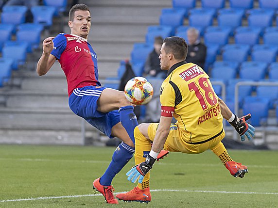 La scène fatitique du penalty. Fickentscher a dégagé le ballon et va heurter les jambes de Bua. © KEYSTONE/GEORGIOS KEFALAS