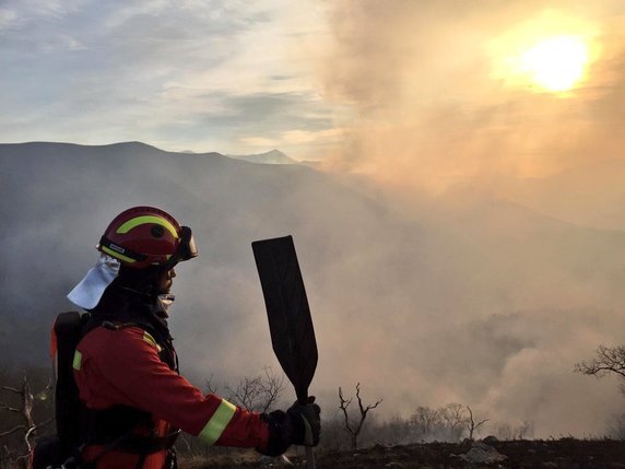 Selon les autorités, "la majorité des incendies ont lieu dans des zones inaccessibles et ne mettent pas en danger la population ou les infrastructures". © Twitter @UMEgob / Unité militaire de secours de Cantabria