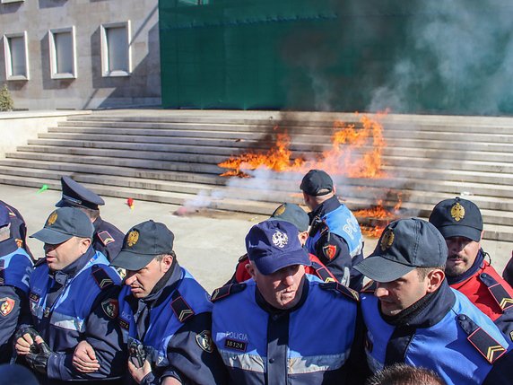 La police a tenté d'empêcher les manifestants d'entrer par la force dans l'immeuble du gouvernement, sans y parvenir (archives). © KEYSTONE/EPA/MALTON DIBRA