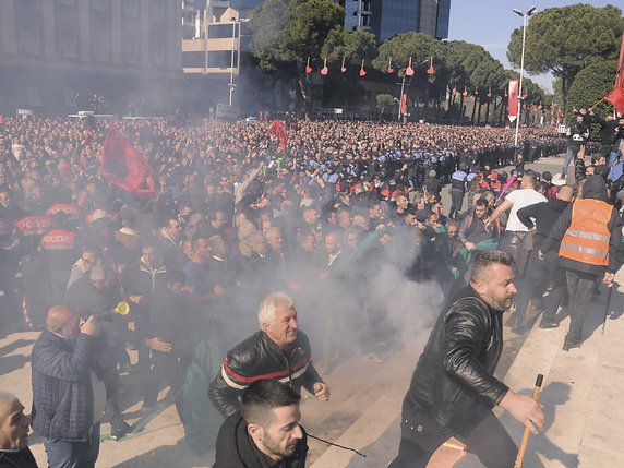 Des milliers de personnes ont manifesté samedi dans la capitale albanaise, à l'appel de l'opposition qui réclame le départ du Premier ministre socialiste Edi Rama (archives). © KEYSTONE/AP/HEKTOR PUSTINA