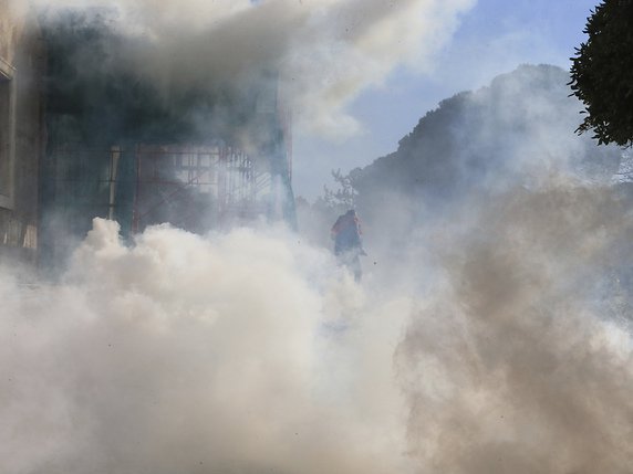 La police a utilisé à plusieurs reprises les gaz lacrymogènes pour repousser les manifestants qui essayaient d'entrer par la force dans l'immeuble du gouvernement albanais, sans y parvenir (archives). © KEYSTONE/AP/HEKTOR PUSTINA