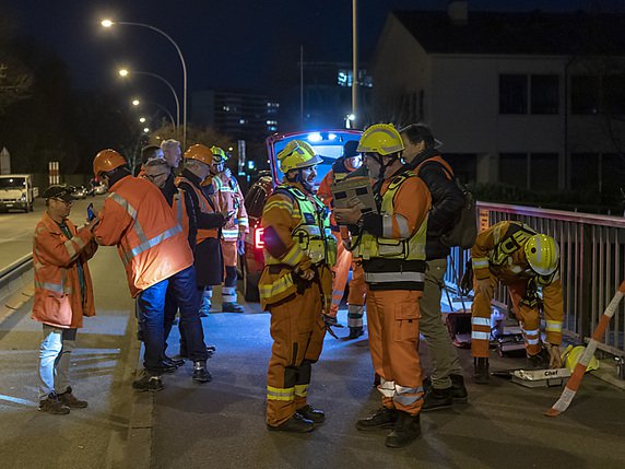 Les secours s'activaient dimanche soir après le déraillement d'un train allemand à Bâle. © KEYSTONE/GEORGIOS KEFALAS