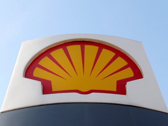 Au palmarès des groupes qui versent les plus gros dividendes, Royal Dutch Shell, dont on voit à l'image le logo,  reste en tête pour la 3e année consécutive, suivi par Apple et Exxon Mobil (archives). © KEYSTONE/EPA/ANDY RAIN