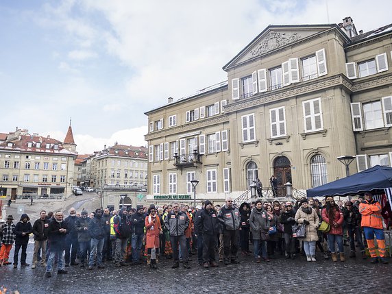 Le personnel de la ville de Fribourg, ici le débrayage du 29 janvier, est appelé à faire grève lundi après-midi pour lutter contre le projet de révision de la caisse de pension de la ville (archives). © KEYSTONE/ADRIEN PERRITAZ