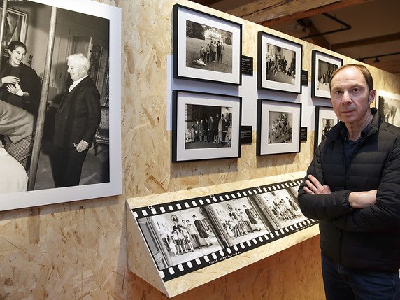 Luc Debraine est curateur de l'exposition Chaplin's Personal 1952-1973, qui se déroule au Manoir de Ban. Y sont exposées les photos de son père Yves Debraine, photographe officiel de Chaplin en Suisse. © KEYSTONE/SALVATOR DI NOLFI