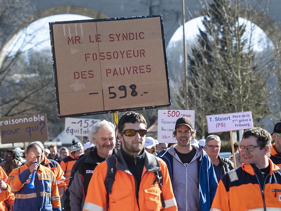 La grève a rassemblé quelque 150 employés, provenant avant tout des services de la voirie. © KEYSTONE/ADRIEN PERRITAZ