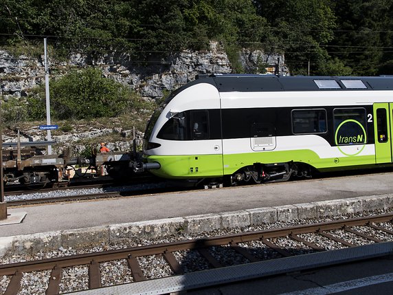 Une ligne ferroviaire directe devrait relier Neuchâtel et La Chaux-de-Fonds. Une commission du Conseil des Etats soutient ce projet (archives). © KEYSTONE/JEAN-CHRISTOPHE BOTT