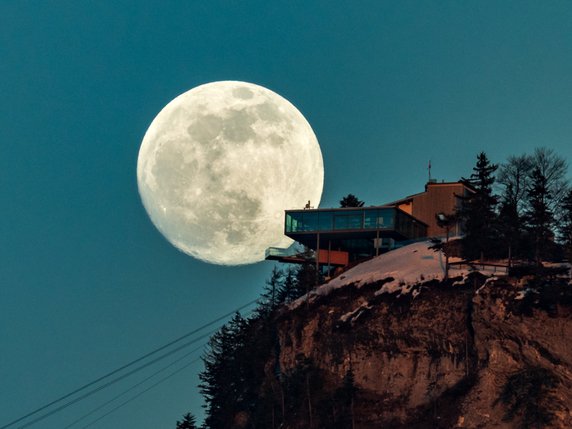 La Lune ne se trouve présentement qu'à 356'760 kilomètres de la Terre. © APA/DIETMAR STIPLOVSEK