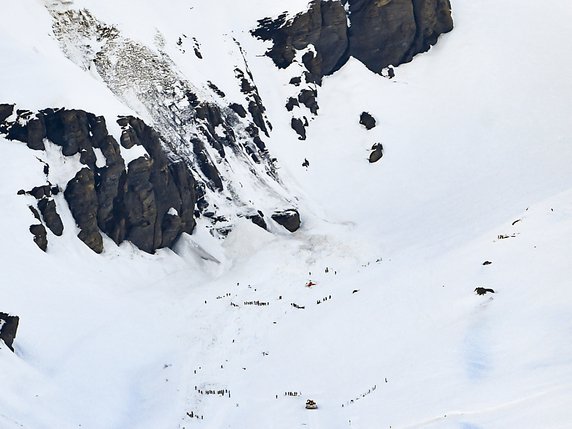 Vue d'hélicoptère, le bas de la piste "Kandahar", en contrebas du glacier de la Plaine morte, où l'avalanche a emporté plusieurs skieurs. © KEYSTONE/ANTHONY ANEX