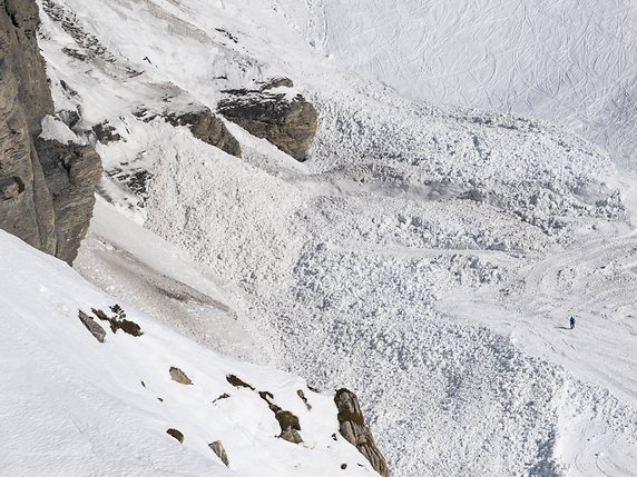 L'avalanche qui a emporté quatre personnes mardi sur une piste du domaine skiable de Crans-Montana a fait un mort. Grièvement touché, l'homme a succombé à ses blessures tôt mercredi matin. Il était employé des remontées mécaniques et secourait un blessé sur la piste au moment de la coulée. © KEYSTONE/AP Keystone/JEAN-CHRISTOPHE BOTT