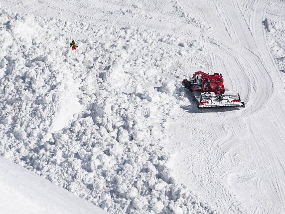 Une enquête a été ouverte pour élucider les circonstances du déclenchement de l'avalanche. Deux hypothèses sont actuellement examinées: la coulée aurait pu être déclenchée par des skieurs ou il s'agit d'un déclenchement spontané dû aux conditions climatiques. © KEYSTONE/AP Keystone/JEAN-CHRISTOPHE BOTT
