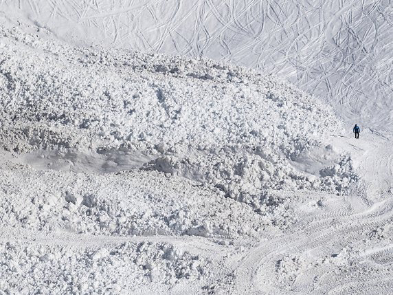 Les recherches dans l'avalanche qui a emporté quatre personnes mardi sur le domaine skiable de Crans-Montana ont été suspendues mercredi matin. Aucun indice ne laisse actuellement supposer que la coulée a enseveli d'autres personnes. Aucune disparition n'a été signalée à la police. © KEYSTONE/JEAN-CHRISTOPHE BOTT