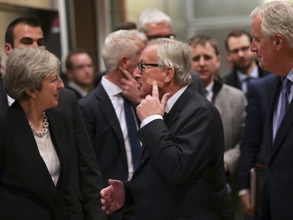 La première ministre britannique Theresa May a été accueillie par un Jean-Claude Juncker d'humeur badine, arborant un sparadrap sur la joue. Ce n'est pas Mme May qui "m'a infligé cette blessure", avait-il plaisanté quelques instants plus tôt. © Keystone/AP/OLIVIER MATTHYS