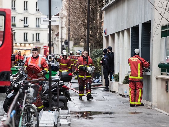 Les sapeurs-pompiers de Paris payent un lourd tribut à leur engagement. Deux d'entre eux,  âgés de 27 et 28 ans, ont laissé la vie, le 12 janvier. © KEYSTONE/EPA/CHRISTOPHE PETIT TESSON
