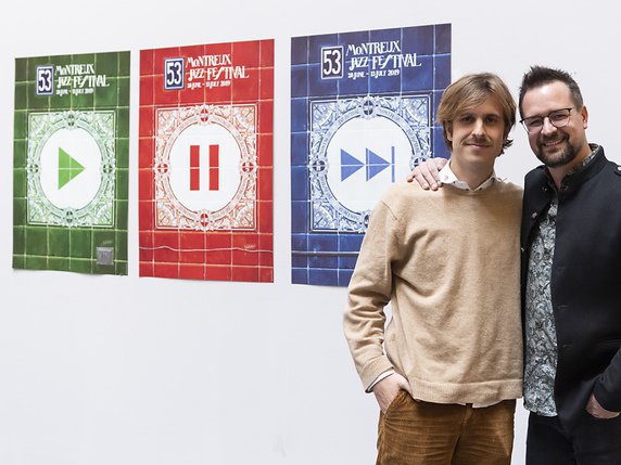 Ignasi Monreal (à gauche) et Mathieu Jaton, directeur du Montreux Jazz Festival, ont présenté jeudi les affiches de la prochaine édition. © KEYSTONE/ADRIEN PERRITAZ
