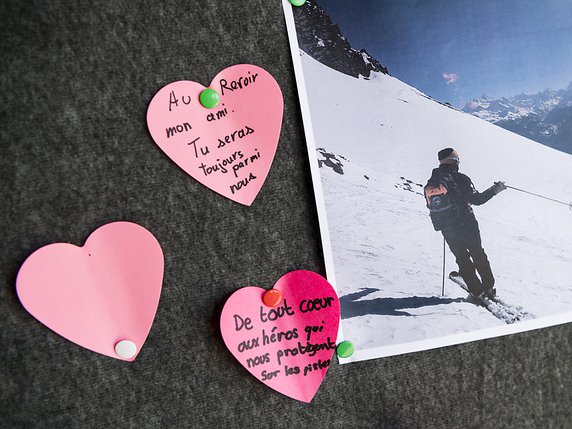 Des messages ont été écrits sur un tableau en mémoire de la victime, un patrouilleur français. © KEYSTONE/JEAN-CHRISTOPHE BOTT