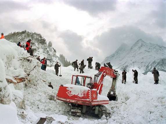 Les avalanches d'Evolène avaient fait 12 victimes le 21 février 1999 (archives). © KEYSTONE/FABRICE COFFRINI