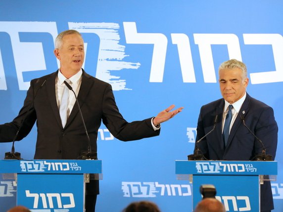 Benny Gantz (à gauche) et Yair Lapid (à droite): les deux hommes qui tenteront tout pour barrer la route à Benjamin Netanyahu. © Keystone/EPA/ABIR SULTAN
