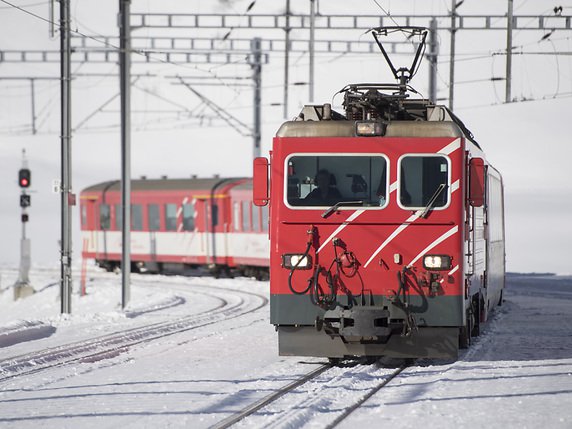 La course d'un train de la compagnie Matterhorn Gotthard Bahn s'est terminée dans une masse de neige qui avait dévalé sur la voie (photo symbolique). © KEYSTONE/URS FLUEELER