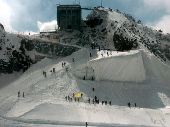 L'accident est survenu sur le glacier du Gurschen, desservi par le téléphérique du Gemsstock (archives). © KEYSTONE/SIGI TISCHLER