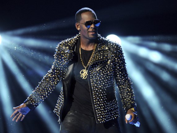 Le chanteur R. Kelly a été récemment accusé de relation pédophile par un avocat (archives). © KEYSTONE/AP Invision/FRANK MICELOTTA