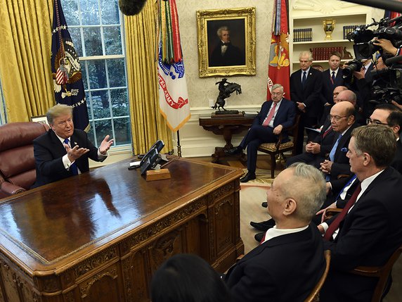 Donald Trump a évoqué "de très bonnes discussions avec la Chine" devant des journalistes dans le Bureau ovale. © KEYSTONE/AP/SUSAN WALSH