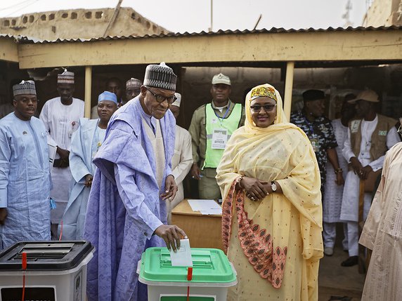 Le président  du Nigeria Muhammadu Buhari a été l'un des premiers à aller voter samedi. © KEYSTONE/AP/BEN CURTIS