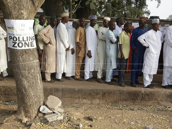 Des colonnes se sont formées devant les bureaux de vote. © KEYSTONE/AP/SUNDAY ALAMBA